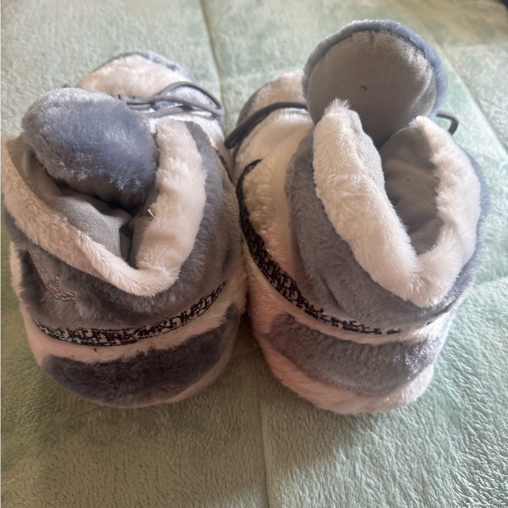 Nike Gray and White Loafers - Picture 5 of 8